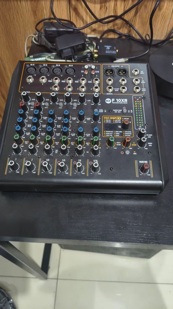 Mesa de som RCF com efeito e interface