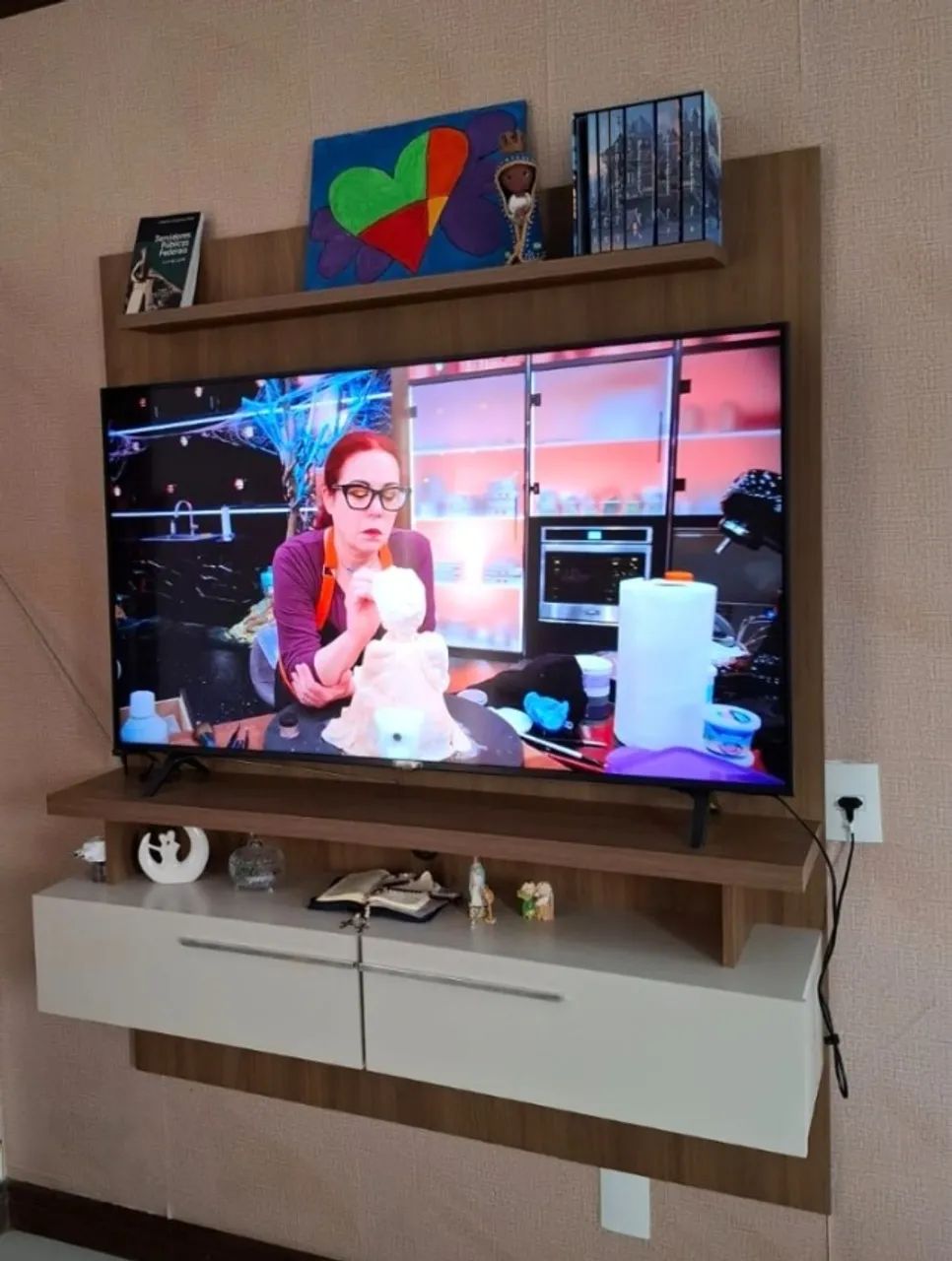 Painel suspenso  para televisão 42 a 60 polegadas, cor off-white . 