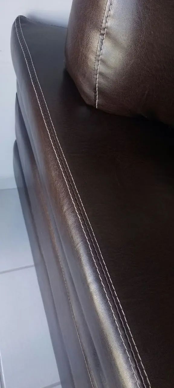 Sofá charmoso em courino marrom  - Foto 3