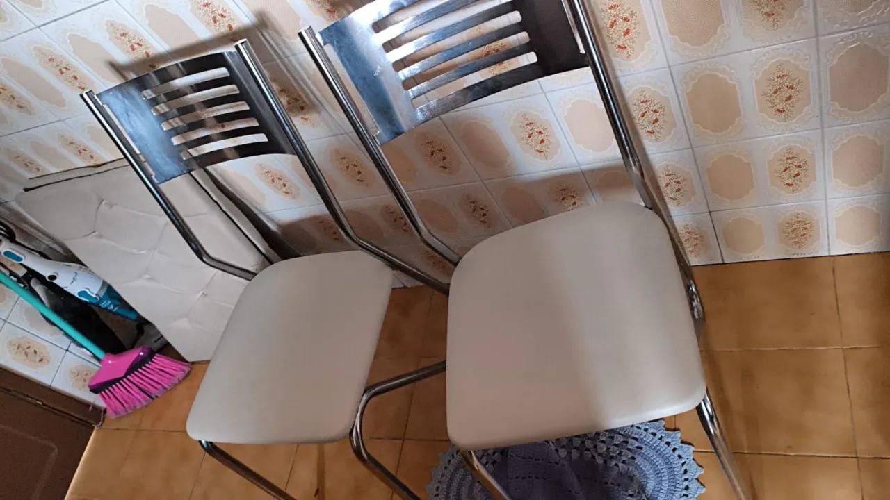 Mesa tampo de vidro quadrada com 4 cadeiras estofadas  - Foto 2