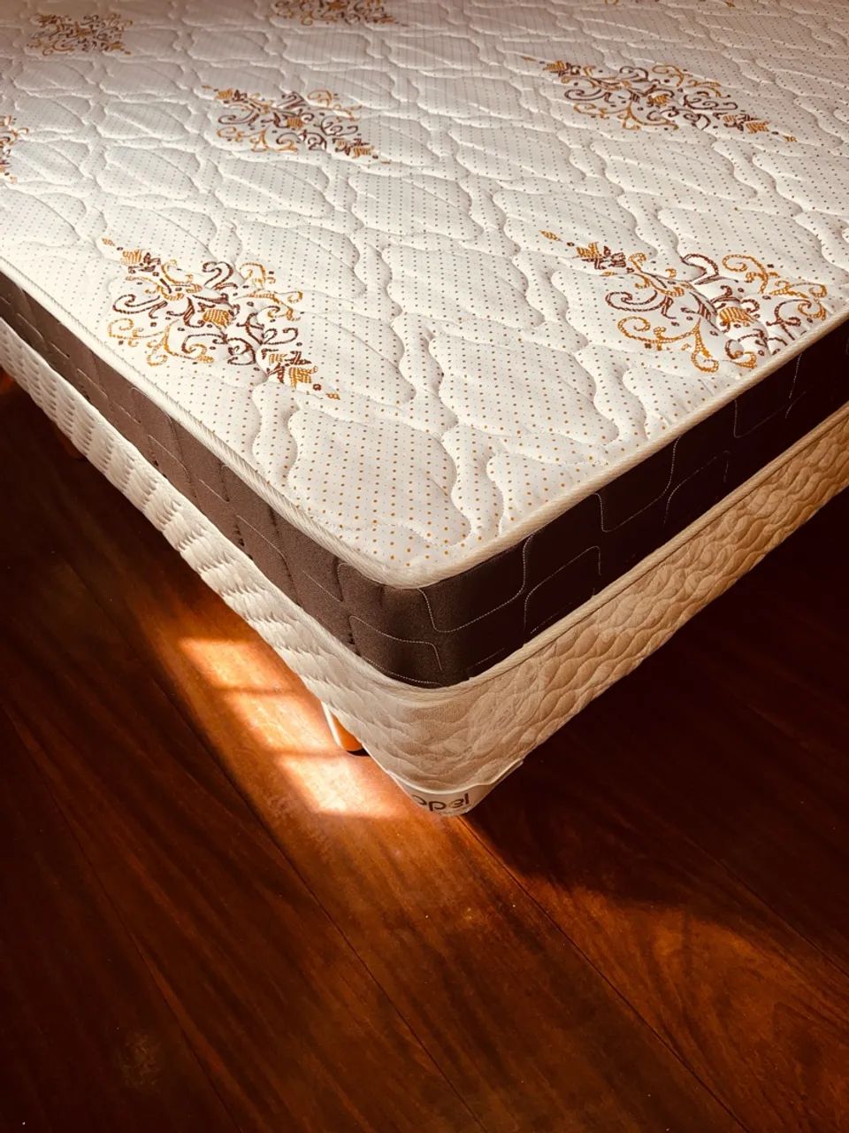 Cama box , colchão comum espuma e mesinha 3 gavetas