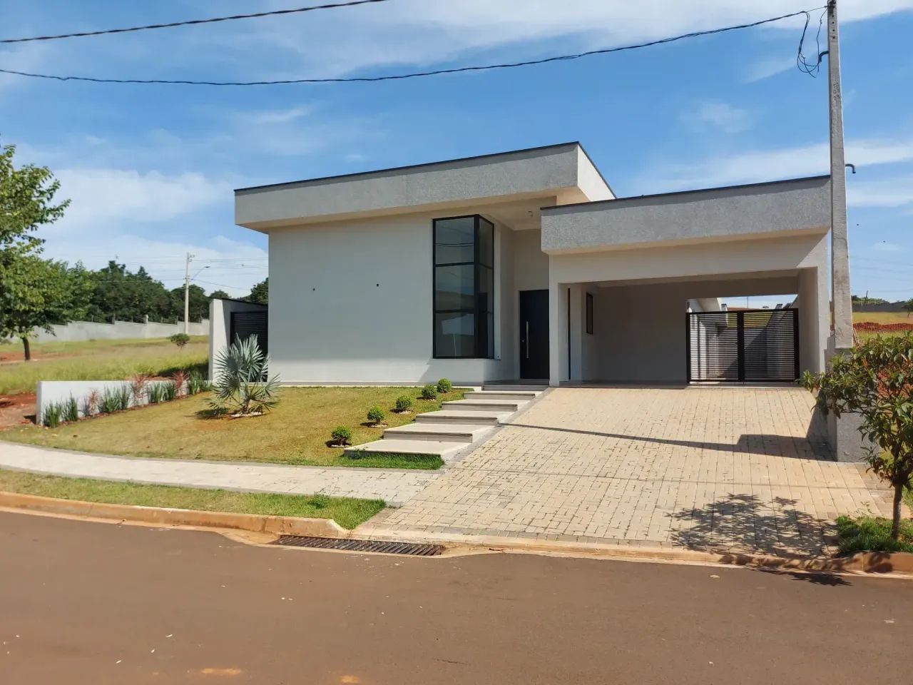 Casa com 3 suítes e 528m² de terreno à venda - Cond. Florisa.