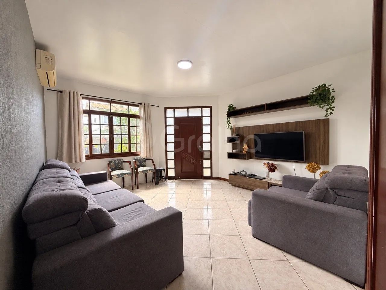 Casa de 209m² com 3 dormitórios sendo 1 suíte no Morro das Pedras.
