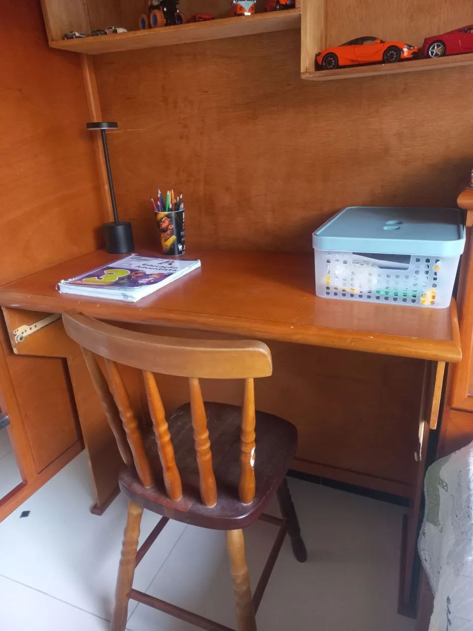 Cama beliche de madeira maciça com escrivaninha e a cadeira e baú. - Foto 5