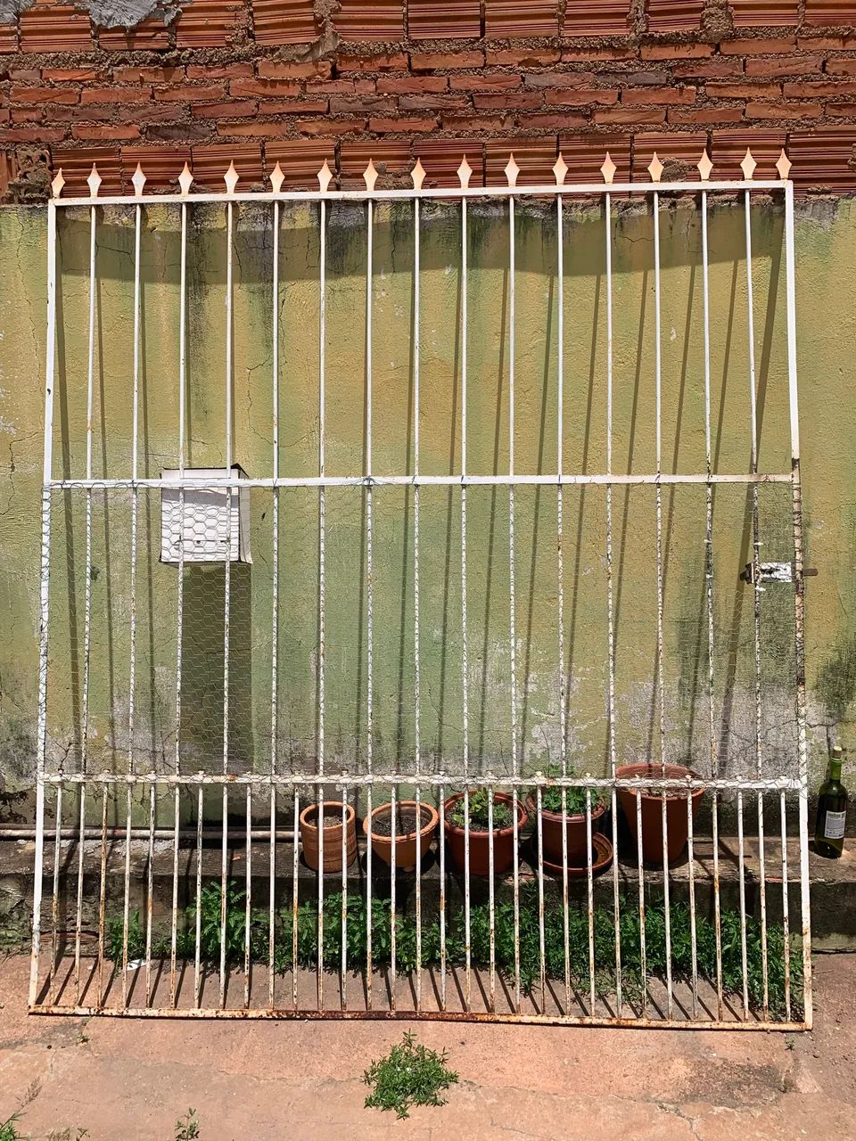 Portão gradeado bem resistente