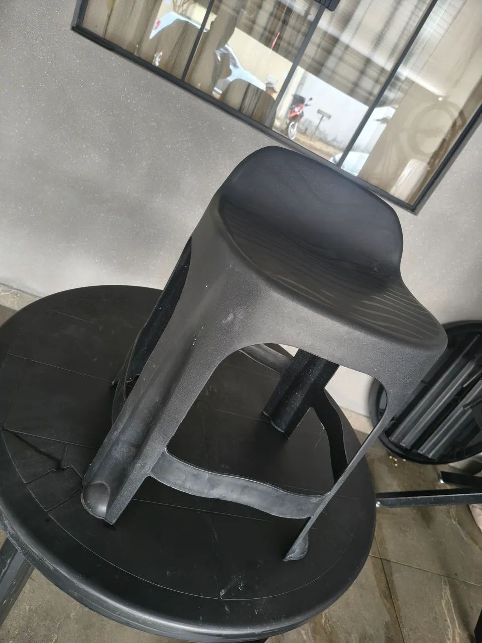 Mesa com pé removível e 4 banquetas semi nova  - Foto 2