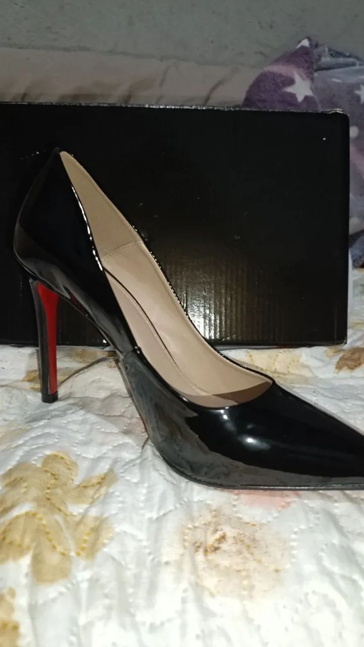 Scarpin preto solado vermelho 