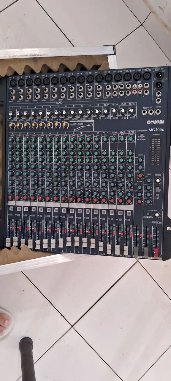 Mesa yamaha MG 206c semi nova + case - Foto 4