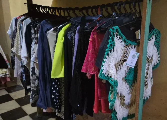  ROUPAS PRA BRECHÓ LOTES COM 155 PEÇAS  - Foto 4