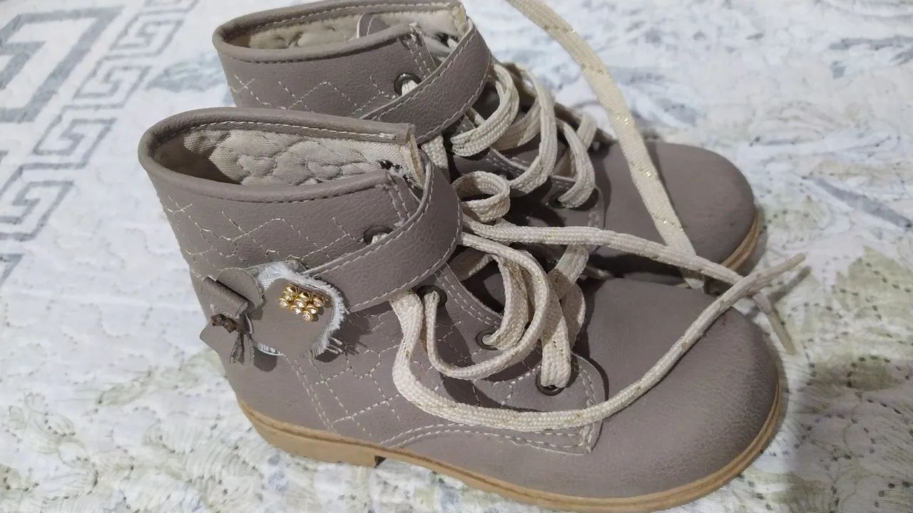 Bota tamanho 24