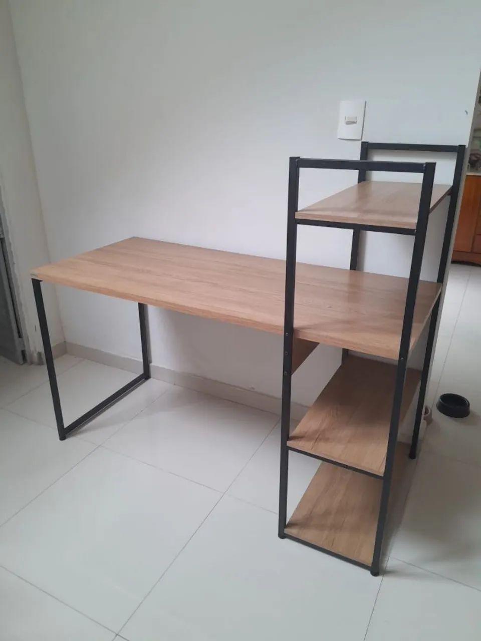 Mesa com prateleiras 