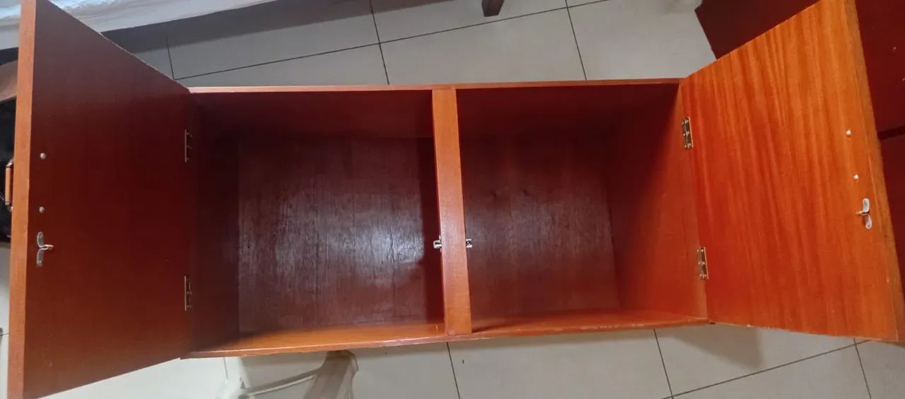 Guarda roupa antigo em madeira maciça  - Foto 2