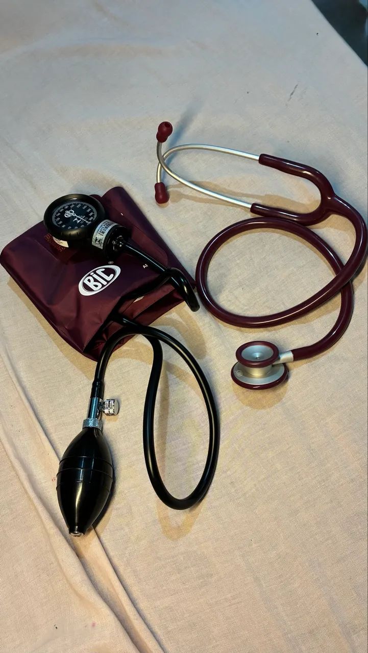 Kit Esfigmomanômetro + Estetoscópio BIC na cor bordô.