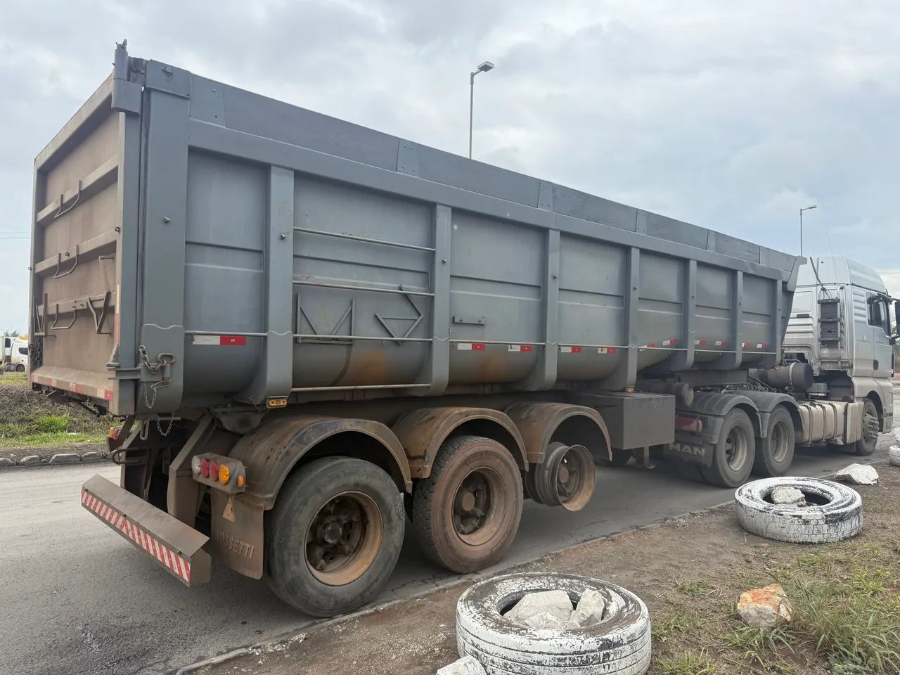 Carreta caçamba basculante