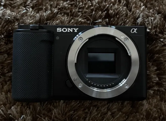 SONY ZV-E10 COM LENTE F4/18-105 ZERADA - Câmeras e Filmadoras