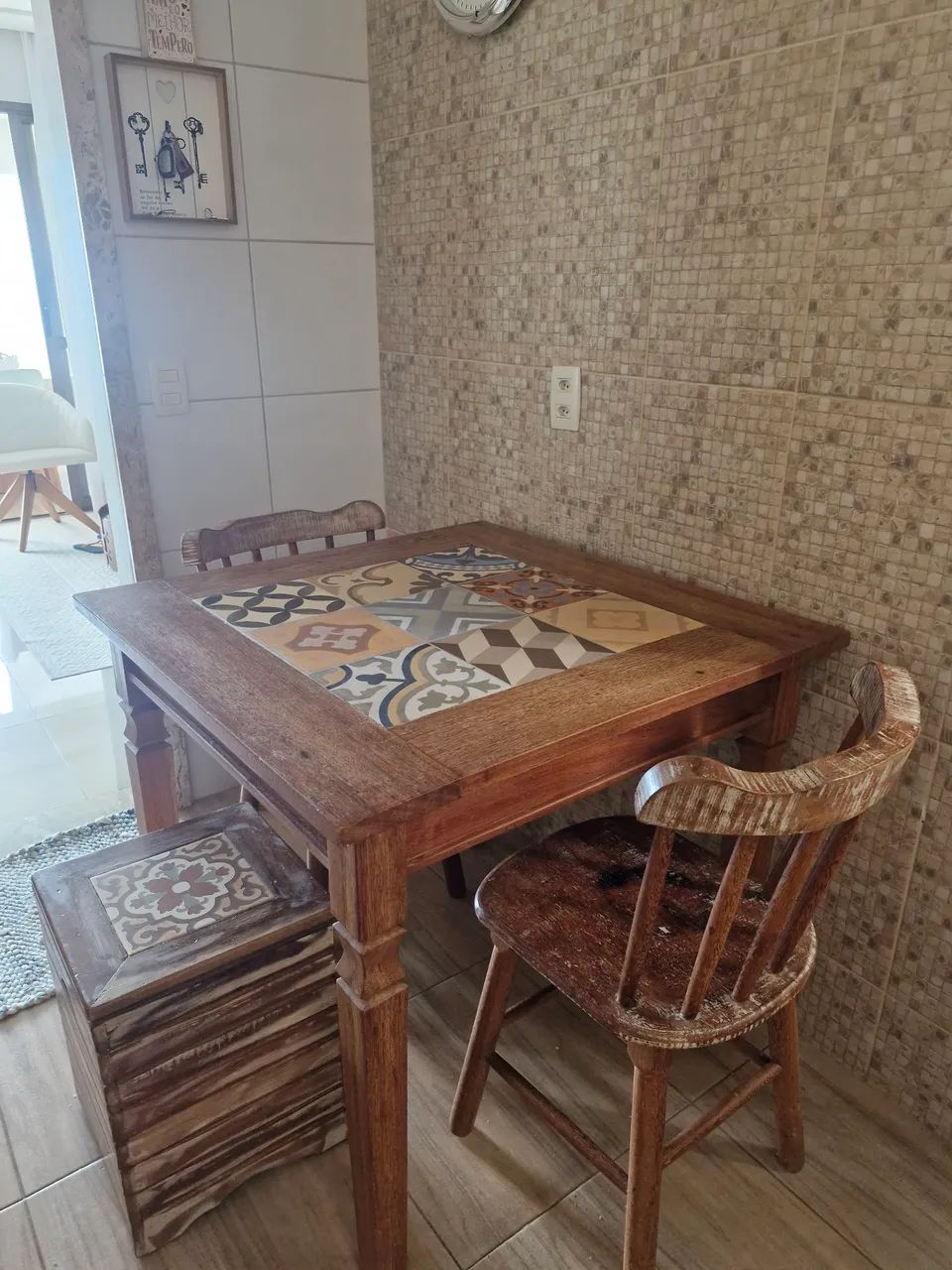 MESA E APARADOR EM MADEIRA