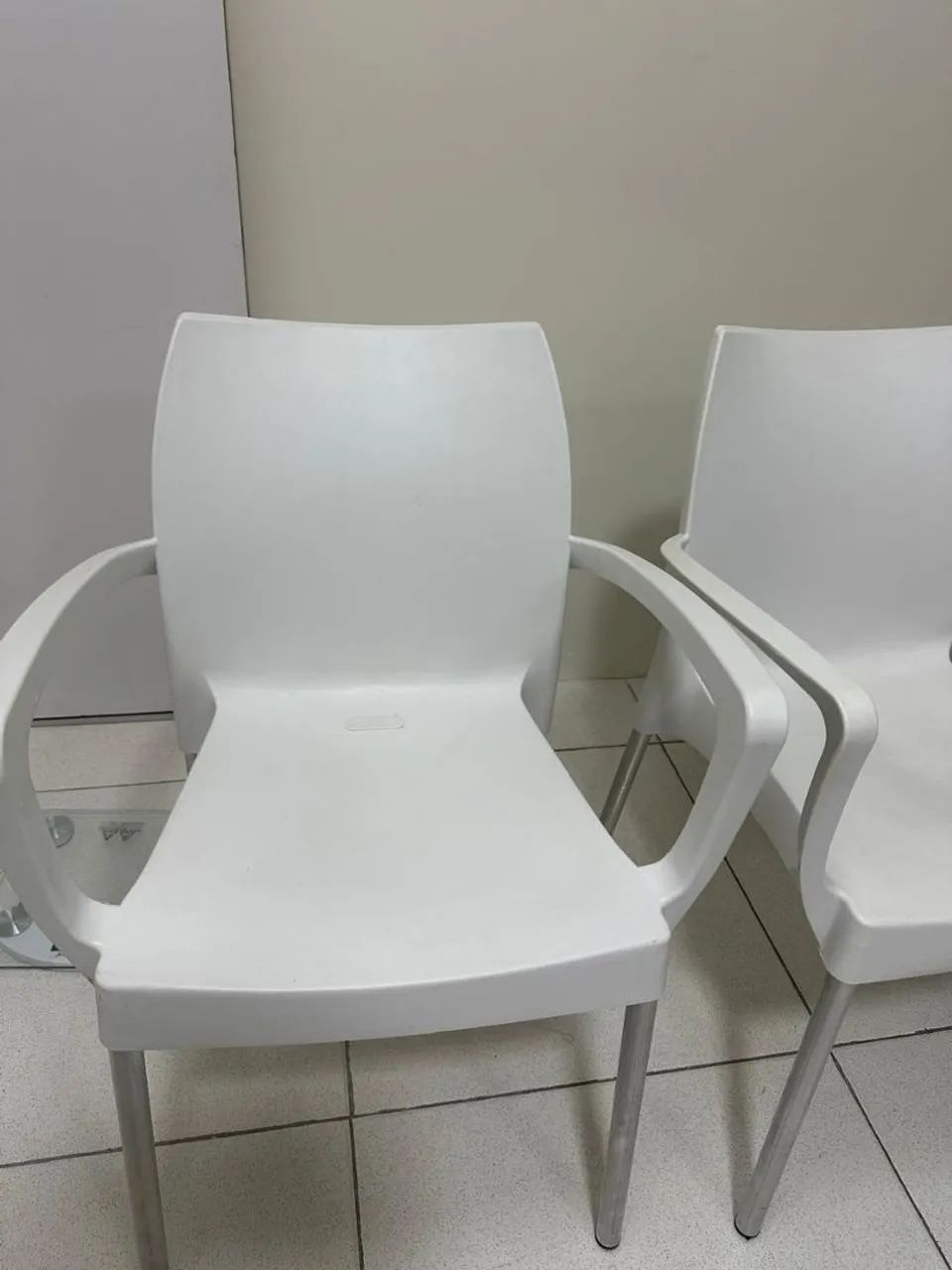 Poltrona Plástica Sec Line com pés em Alumínio  - Foto 2