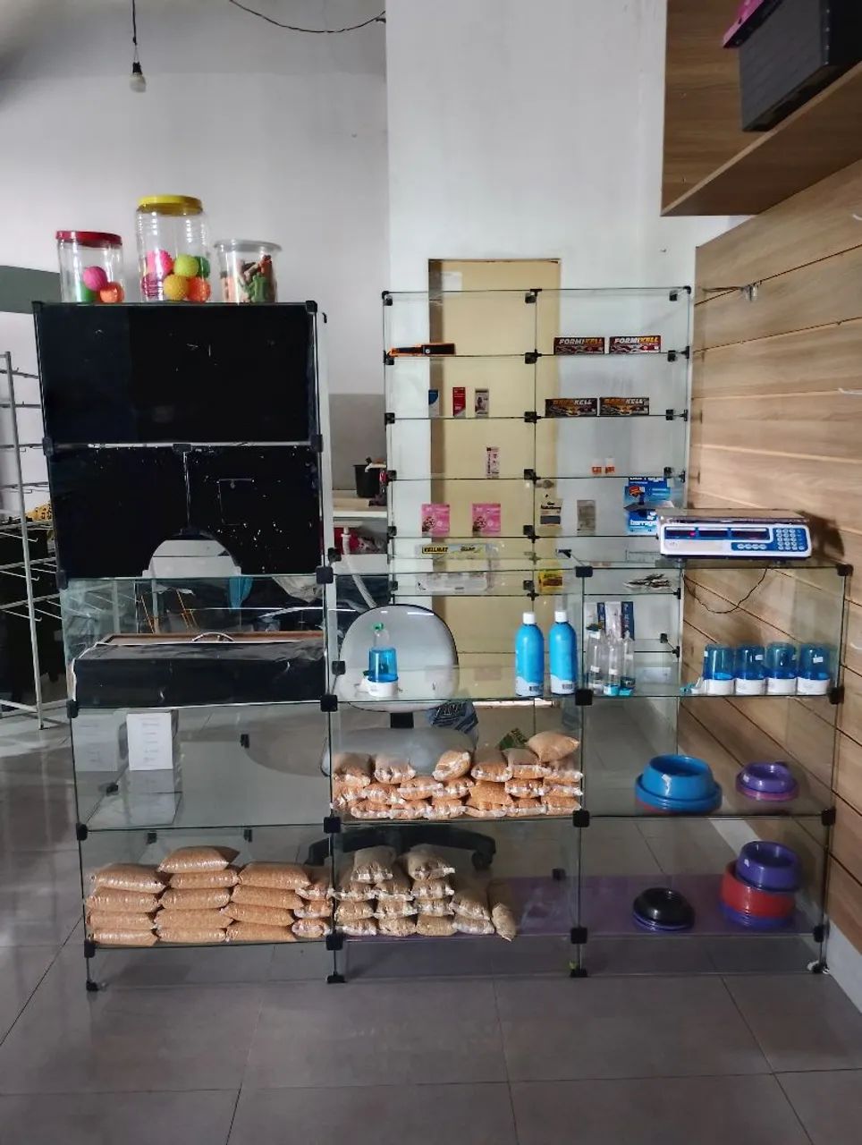 Vende expositor de ração e prateleiras 300,00  * - Foto 2