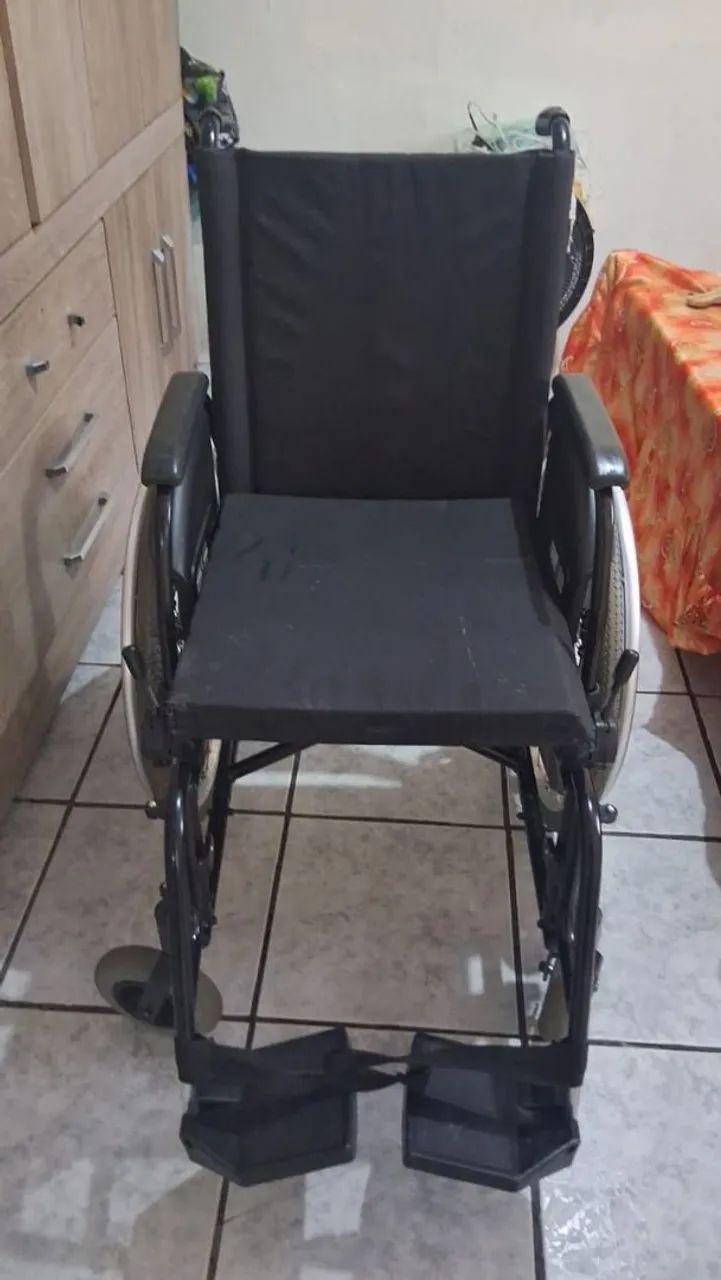 Vende -se Cadeira de rodas 