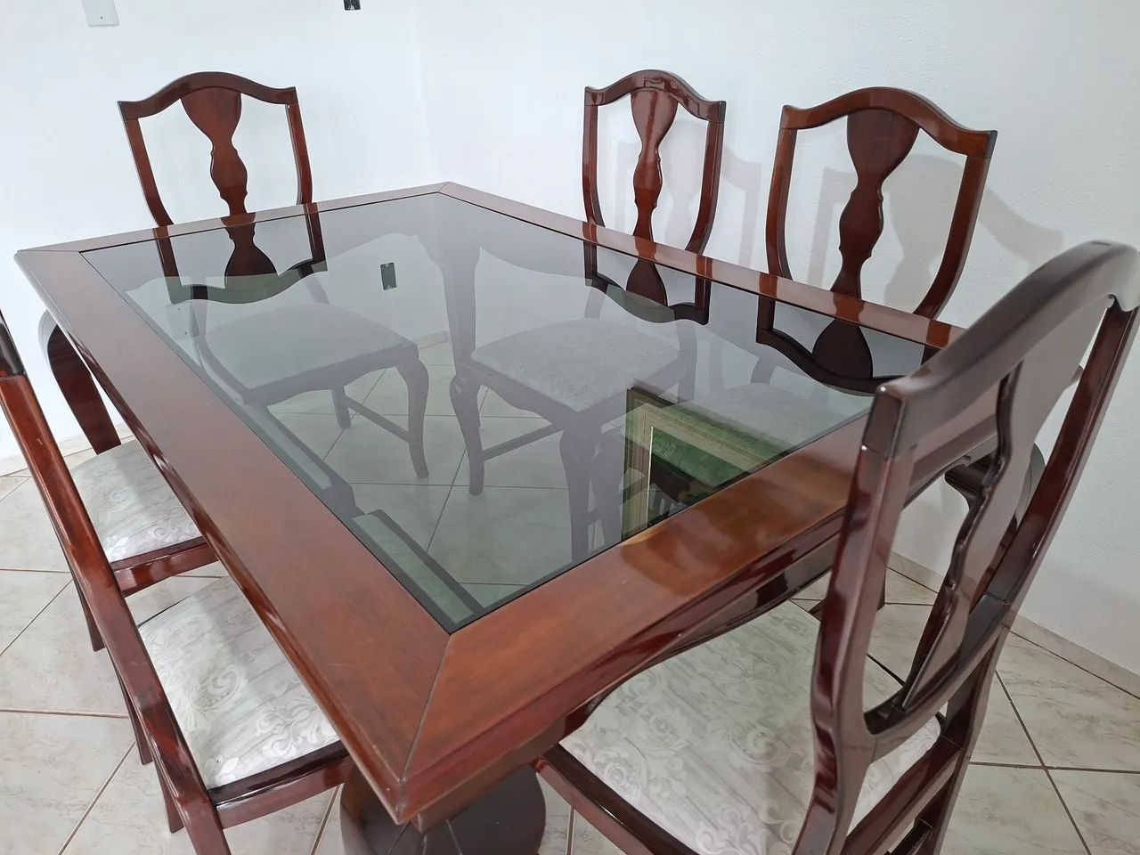 Vendo linda mesa de madeira maciça 