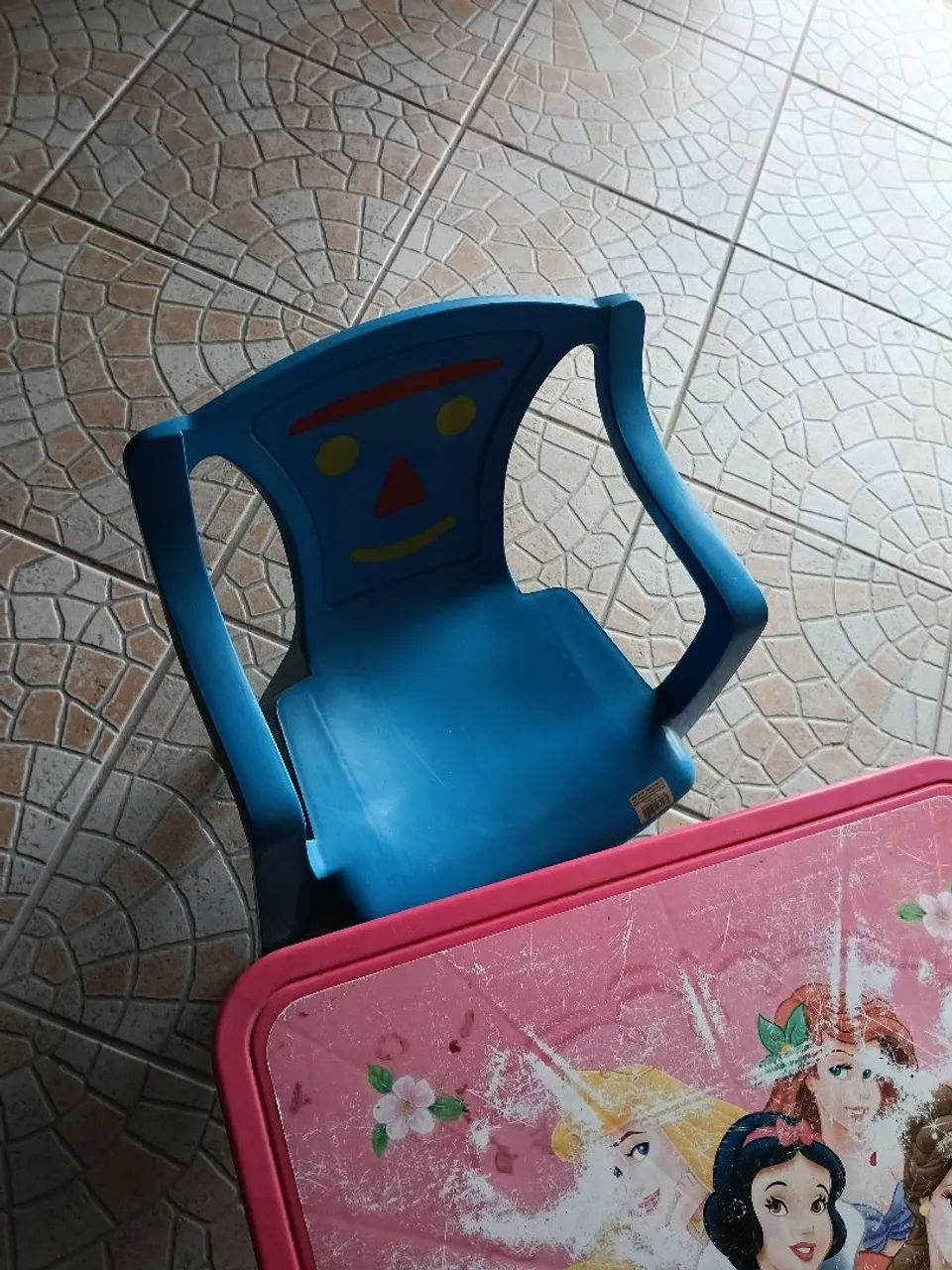 Mesinha infantil com cadeiras  - Foto 4