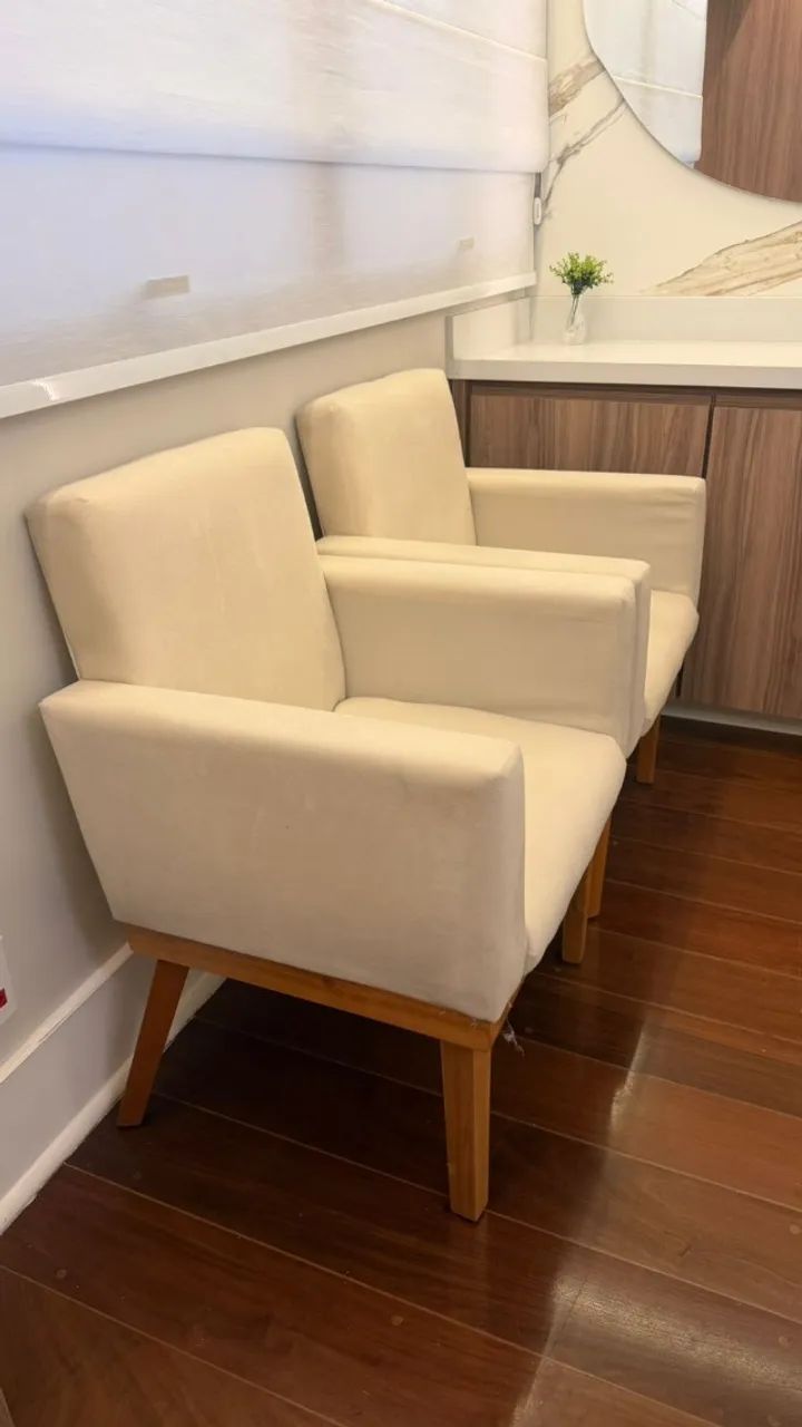 Conjunto de Poltronas Suede Bege com pés em madeira (2 peças) - Foto 2