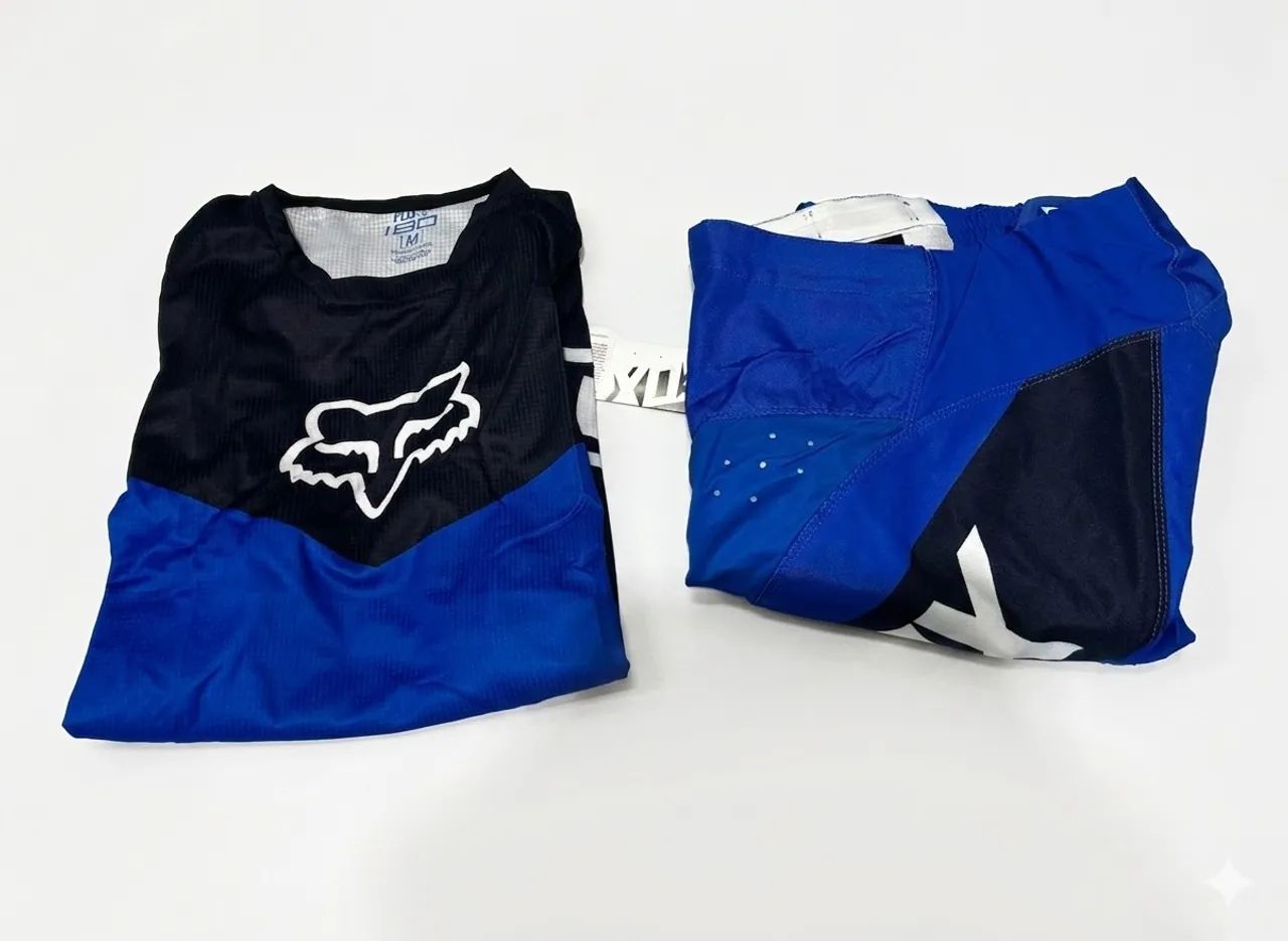 conjunto de motocross é Fox Racing 180 Nitro Blue.