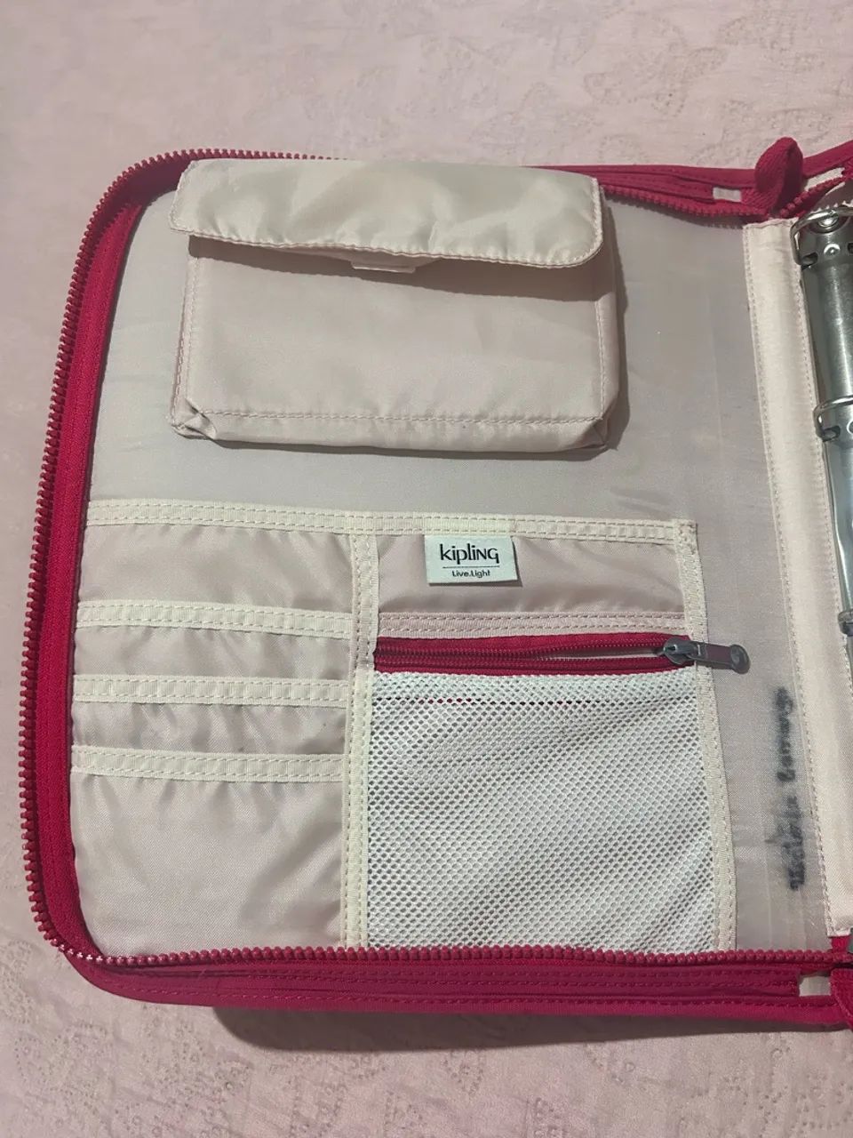 Fichário Kipling Original Rosa com Zíper - Ótimo Estado - Foto 3