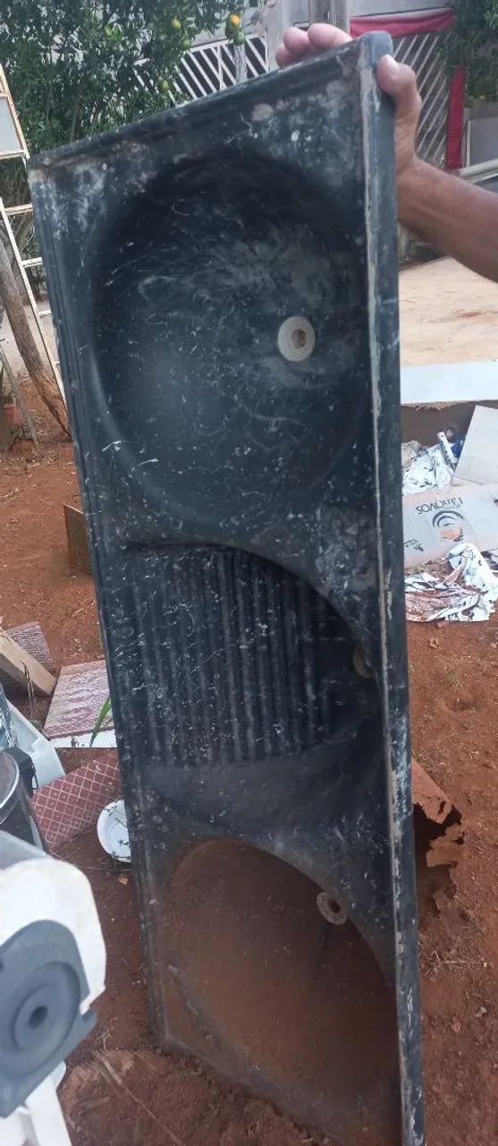 DESAPEGANDO TANQUE COM TRÊS BACIAS EM ÓTIMO ESTADO 