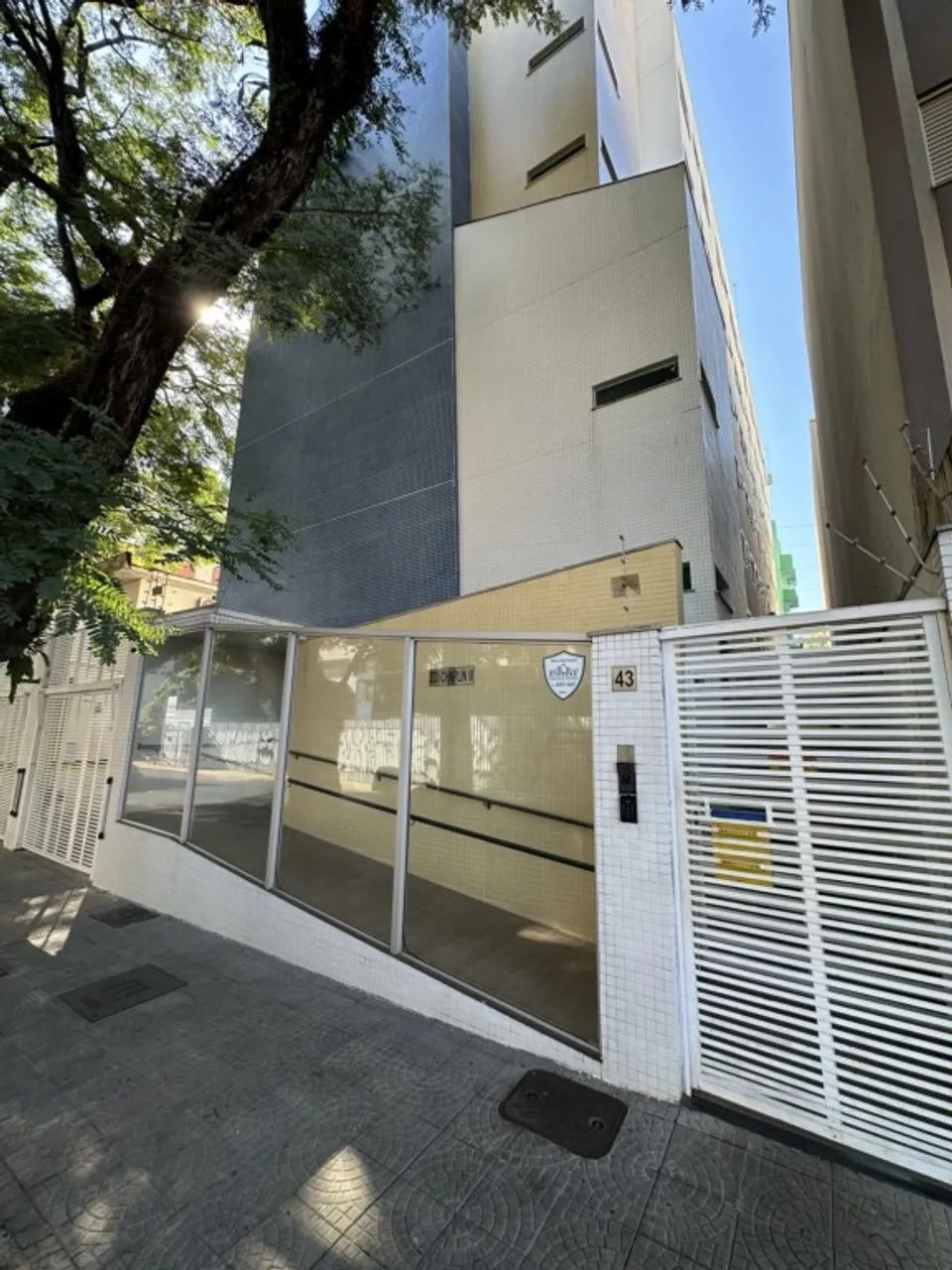 Apartamento para alugar no Edifício Chaplin III na Zona 07 em Maringá, semi mobiliado e pr
