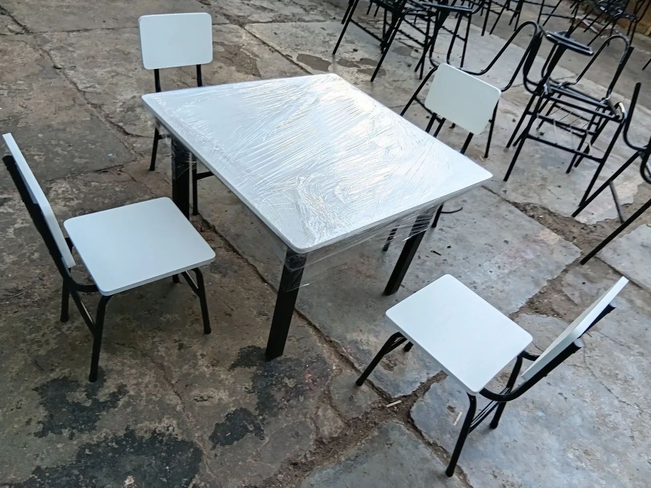 Conjunto infantil com uma mesa e quatro cadeiras  - Foto 4
