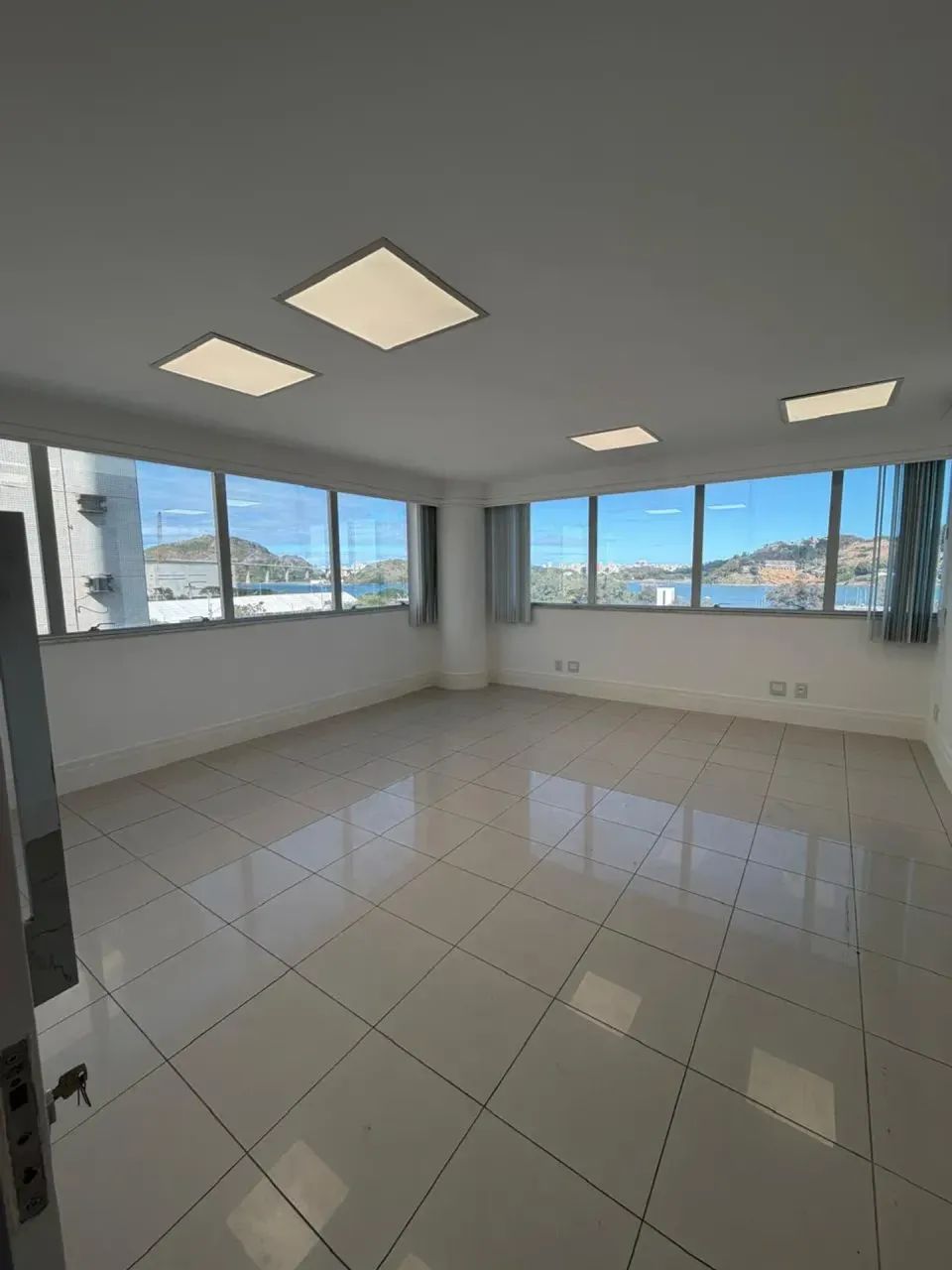 Enseada do Suá - Otima sala comercial - 209 m² + 05 Vgs