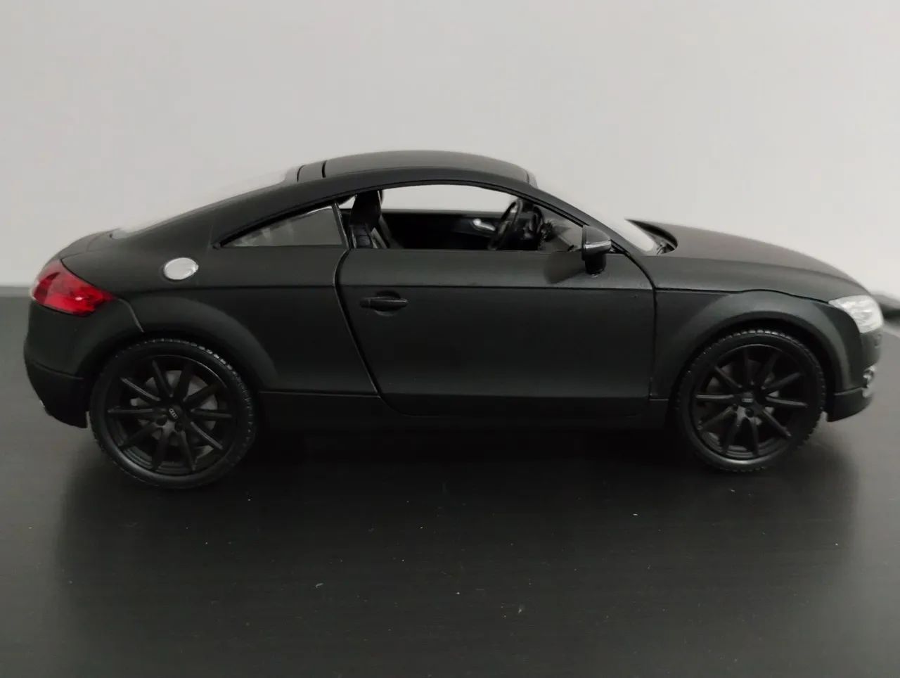Miniatura Audi tt welly 1/24 preto fosco raridade - Hobbies e