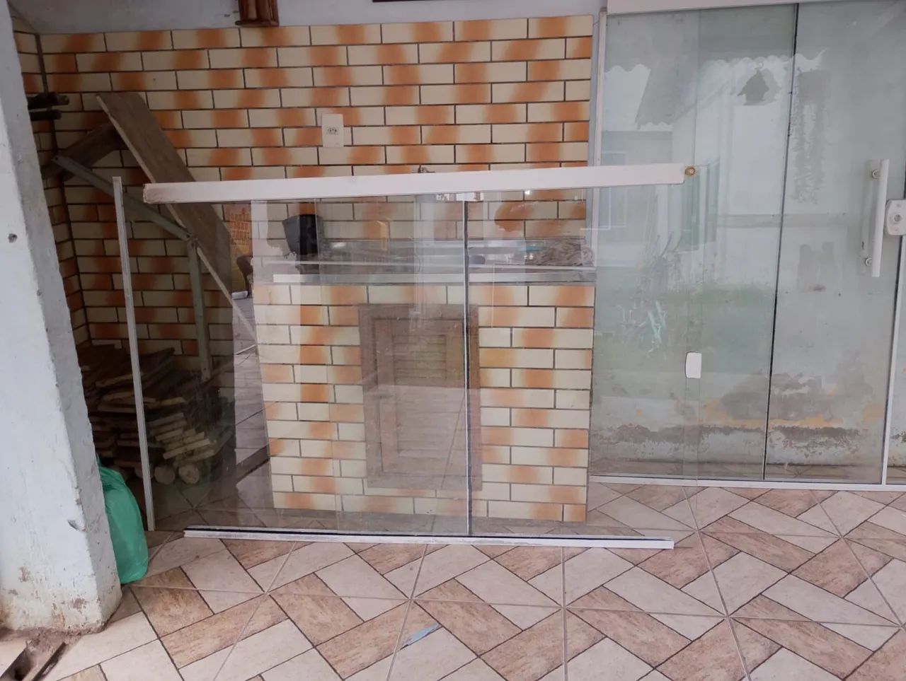Porta e janela<br> de largura tem 2,60 e de altura 177 cmm. - Foto 4