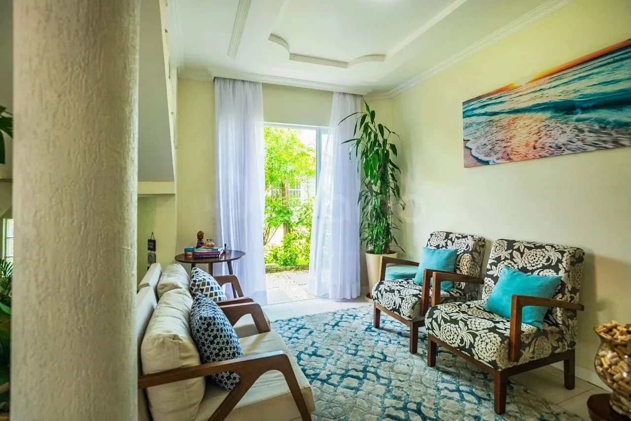Casa de 355m² com 4 quartos sendo 1 suíte no Morro das Pedras