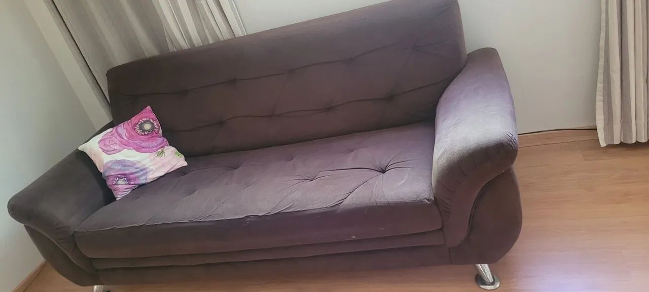 Sofa aveludado marron 3 lugares