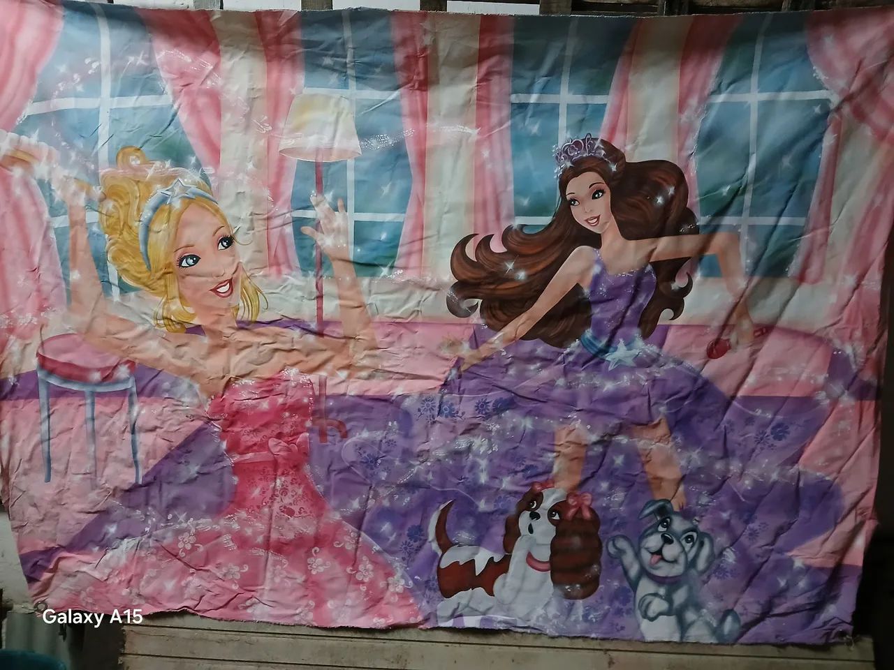 Cortina de tecido com tema da Barbie