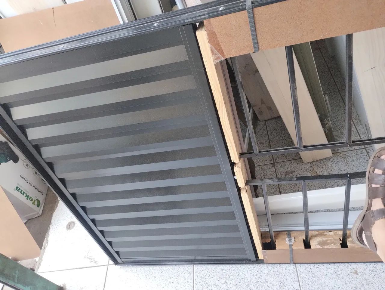 Veneziana 120x100 com grade alumínio preto brimak