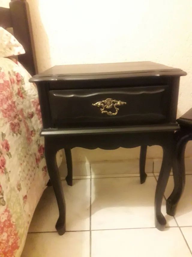 Mesa provensal de cabeceira em preto acetinado