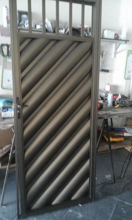 Porta de Aço com Design Moderno