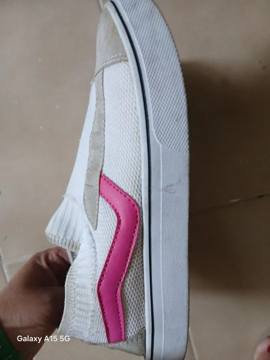 Tênis branco com detalhes em rosa