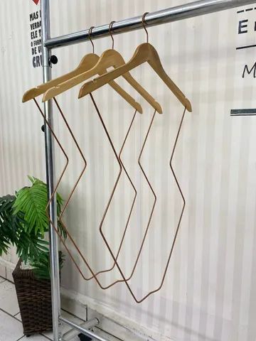 Cabide Silhueta Rose de Madeira para Loja