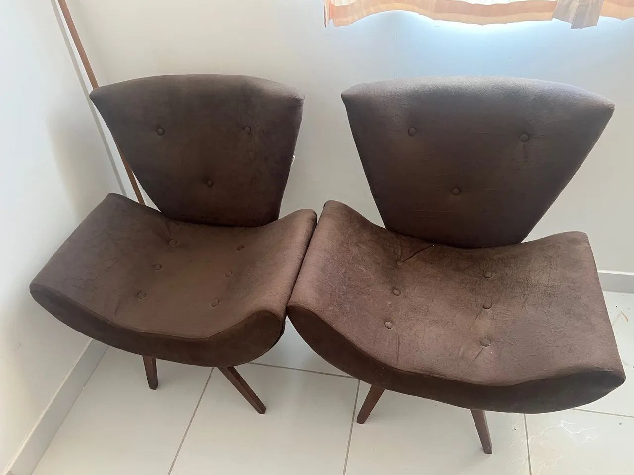 Par de Poltronas Modernas em Suede Marrom