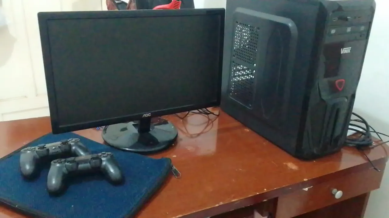 Vendo Pc gamer acompanhado com monitor, teclado, mouse, USB Bluetooth e cabo de internet.