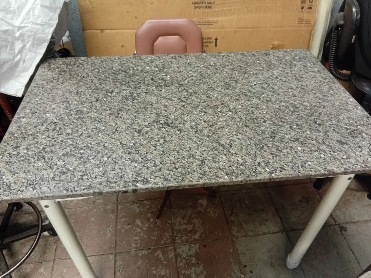 Mesa com tampo de granito cinza com três cadeiras  - Foto 3