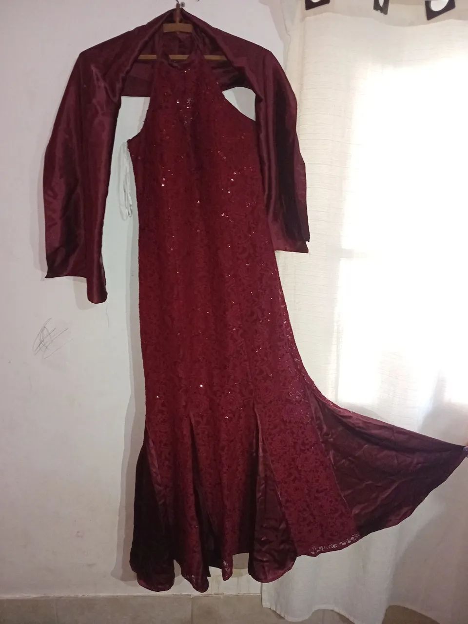 Vestido de festa bordô com echarpe - Foto 3