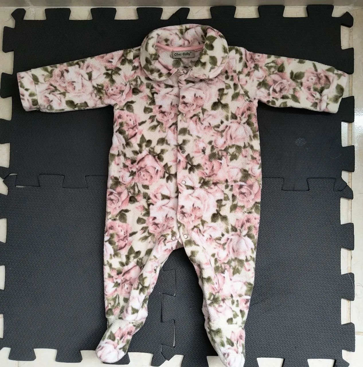 Macacão de bebê com estampa floral