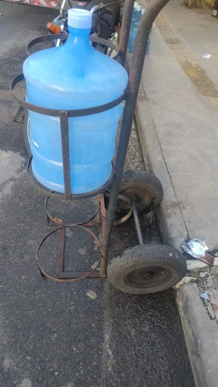 Carrinho para água mineral 20 litros.