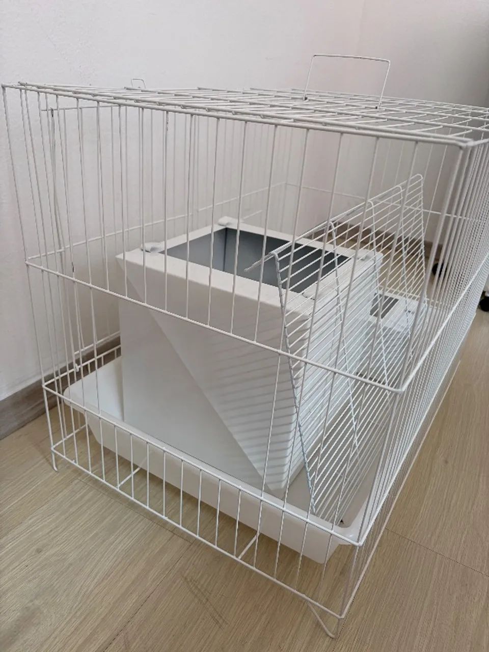 Gaiola Coelheira Grande Branca Seminova com grade, toca e comedouro - Foto 3