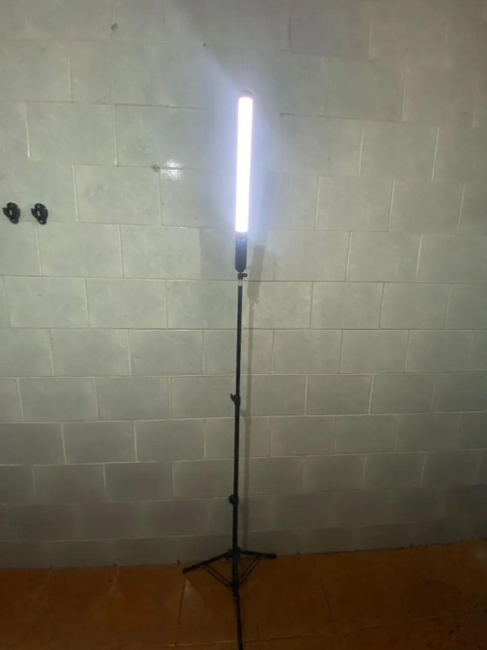 Tripé de iluminação com bastão LED - funcionando perfeitamente